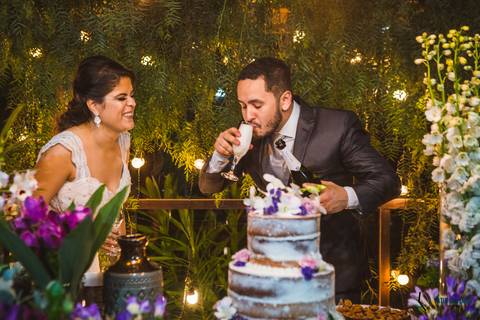 restaurante senzala, vestido de noiva, casamento de dia, casamento ao ar livre, casamento no campo, casamento rustico, senzala eventos, casamento em salesopolis, vestido de renda, decoração roxa,  madrinhas de roxo, decoração lampadas penduradas'