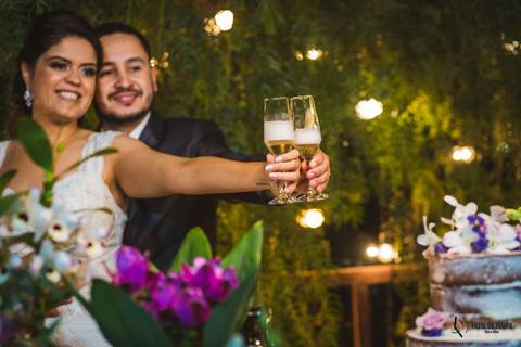 restaurante senzala, vestido de noiva, casamento de dia, casamento ao ar livre, casamento no campo, casamento rustico, senzala eventos, casamento em salesopolis, vestido de renda, decoração roxa,  madrinhas de roxo, decoração lampadas penduradas'