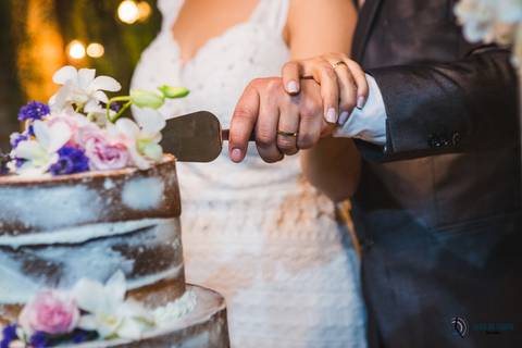 restaurante senzala, vestido de noiva, casamento de dia, casamento ao ar livre, casamento no campo, casamento rustico, senzala eventos, casamento em salesopolis, vestido de renda, decoração roxa,  madrinhas de roxo, decoração lampadas penduradas'