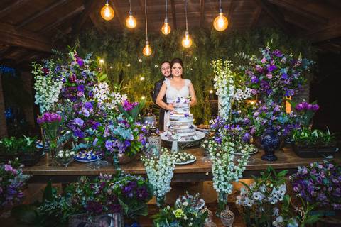 restaurante senzala, vestido de noiva, casamento de dia, casamento ao ar livre, casamento no campo, casamento rustico, senzala eventos, casamento em salesopolis, vestido de renda, decoração roxa,  madrinhas de roxo, decoração lampadas penduradas'