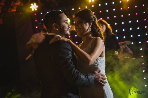 restaurante senzala, vestido de noiva, casamento de dia, casamento ao ar livre, casamento no campo, casamento rustico, senzala eventos, casamento em salesopolis, vestido de renda, decoração roxa,  madrinhas de roxo, decoração lampadas penduradas'