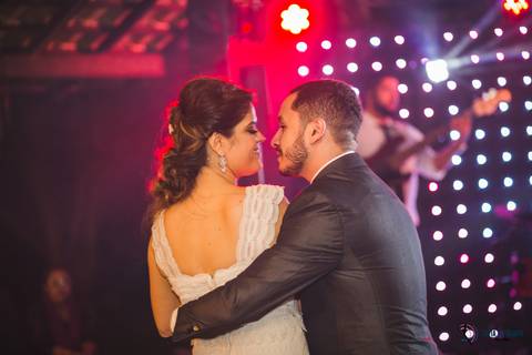 restaurante senzala, vestido de noiva, casamento de dia, casamento ao ar livre, casamento no campo, casamento rustico, senzala eventos, casamento em salesopolis, vestido de renda, decoração roxa,  madrinhas de roxo, decoração lampadas penduradas'