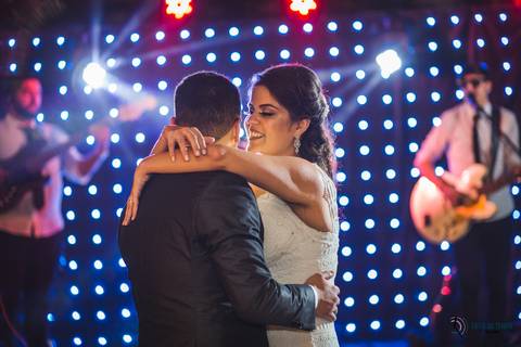 restaurante senzala, vestido de noiva, casamento de dia, casamento ao ar livre, casamento no campo, casamento rustico, senzala eventos, casamento em salesopolis, vestido de renda, decoração roxa,  madrinhas de roxo, decoração lampadas penduradas'