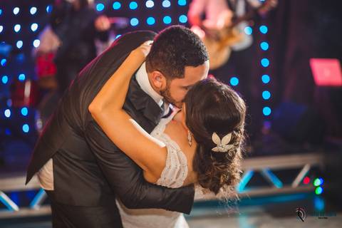 restaurante senzala, vestido de noiva, casamento de dia, casamento ao ar livre, casamento no campo, casamento rustico, senzala eventos, casamento em salesopolis, vestido de renda, decoração roxa,  madrinhas de roxo, decoração lampadas penduradas'