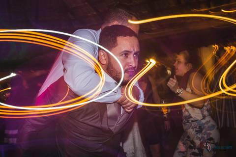 restaurante senzala, vestido de noiva, casamento de dia, casamento ao ar livre, casamento no campo, casamento rustico, senzala eventos, casamento em salesopolis, vestido de renda, decoração roxa,  madrinhas de roxo, decoração lampadas penduradas'