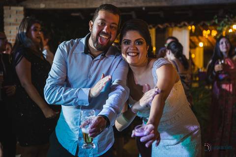 restaurante senzala, vestido de noiva, casamento de dia, casamento ao ar livre, casamento no campo, casamento rustico, senzala eventos, casamento em salesopolis, vestido de renda, decoração roxa,  madrinhas de roxo, decoração lampadas penduradas'