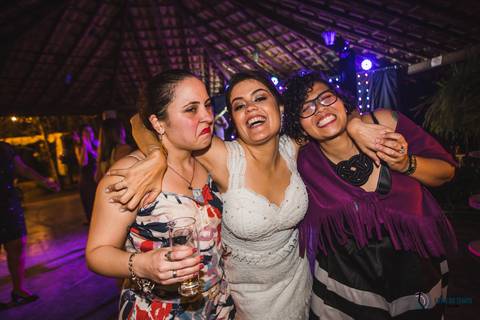 restaurante senzala, vestido de noiva, casamento de dia, casamento ao ar livre, casamento no campo, casamento rustico, senzala eventos, casamento em salesopolis, vestido de renda, decoração roxa,  madrinhas de roxo, decoração lampadas penduradas'