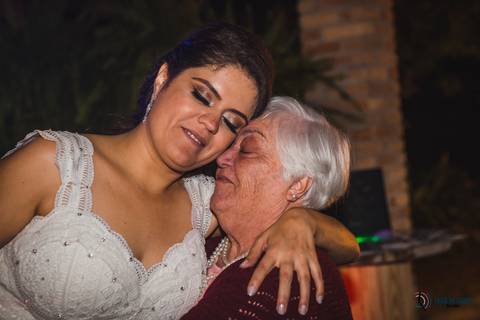 restaurante senzala, vestido de noiva, casamento de dia, casamento ao ar livre, casamento no campo, casamento rustico, senzala eventos, casamento em salesopolis, vestido de renda, decoração roxa,  madrinhas de roxo, decoração lampadas penduradas'