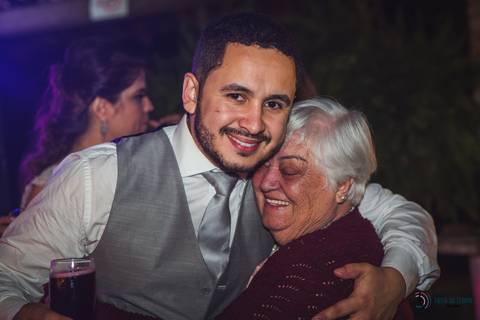 restaurante senzala, vestido de noiva, casamento de dia, casamento ao ar livre, casamento no campo, casamento rustico, senzala eventos, casamento em salesopolis, vestido de renda, decoração roxa,  madrinhas de roxo, decoração lampadas penduradas'