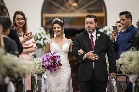 espaço favoritto, buffet favoritto, noivo de azul, casamento na igreja, mini wedding, noiva baixinha, vestido de noiva, vestido de noiva sereia, buque da noiva, fotografia artistica de casamento, igreja santa maria goretti, buque roxo, festa de casamento'