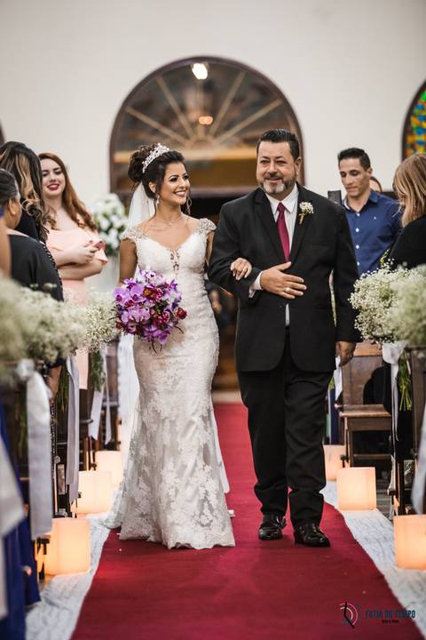 espaço favoritto, buffet favoritto, noivo de azul, casamento na igreja, mini wedding, noiva baixinha, vestido de noiva, vestido de noiva sereia, buque da noiva, fotografia artistica de casamento, igreja santa maria goretti, buque roxo, festa de casamento'