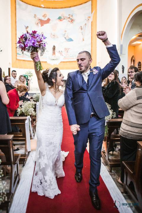 espaço favoritto, buffet favoritto, noivo de azul, casamento na igreja, mini wedding, noiva baixinha, vestido de noiva, vestido de noiva sereia, buque da noiva, fotografia artistica de casamento, igreja santa maria goretti, buque roxo, festa de casamento'