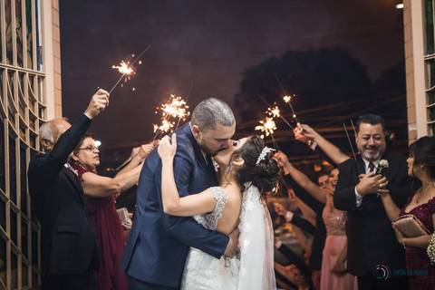 espaço favoritto, buffet favoritto, noivo de azul, casamento na igreja, mini wedding, noiva baixinha, vestido de noiva, vestido de noiva sereia, buque da noiva, fotografia artistica de casamento, igreja santa maria goretti, buque roxo, festa de casamento'