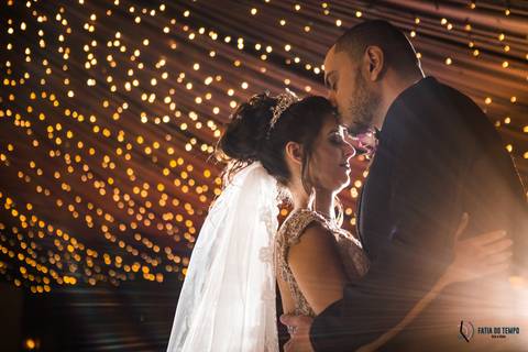 espaço favoritto, buffet favoritto, noivo de azul, casamento na igreja, mini wedding, noiva baixinha, vestido de noiva, vestido de noiva sereia, buque da noiva, fotografia artistica de casamento, igreja santa maria goretti, buque roxo, festa de casamento'