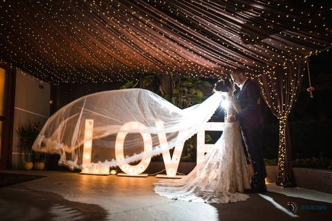 espaço favoritto, buffet favoritto, noivo de azul, casamento na igreja, mini wedding, noiva baixinha, vestido de noiva, vestido de noiva sereia, buque da noiva, fotografia artistica de casamento, igreja santa maria goretti, buque roxo, festa de casamento'
