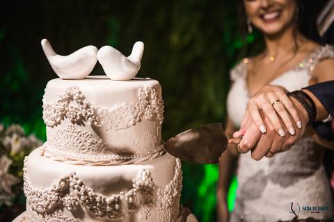 espaço favoritto, buffet favoritto, noivo de azul, casamento na igreja, mini wedding, noiva baixinha, vestido de noiva, vestido de noiva sereia, buque da noiva, fotografia artistica de casamento, igreja santa maria goretti, buque roxo, festa de casamento'