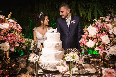 espaço favoritto, buffet favoritto, noivo de azul, casamento na igreja, mini wedding, noiva baixinha, vestido de noiva, vestido de noiva sereia, buque da noiva, fotografia artistica de casamento, igreja santa maria goretti, buque roxo, festa de casamento'