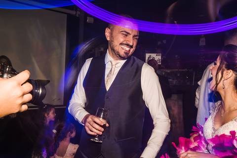 espaço favoritto, buffet favoritto, noivo de azul, casamento na igreja, mini wedding, noiva baixinha, vestido de noiva, vestido de noiva sereia, buque da noiva, fotografia artistica de casamento, igreja santa maria goretti, buque roxo, festa de casamento'