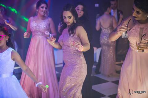 espaço favoritto, buffet favoritto, noivo de azul, casamento na igreja, mini wedding, noiva baixinha, vestido de noiva, vestido de noiva sereia, buque da noiva, fotografia artistica de casamento, igreja santa maria goretti, buque roxo, festa de casamento'