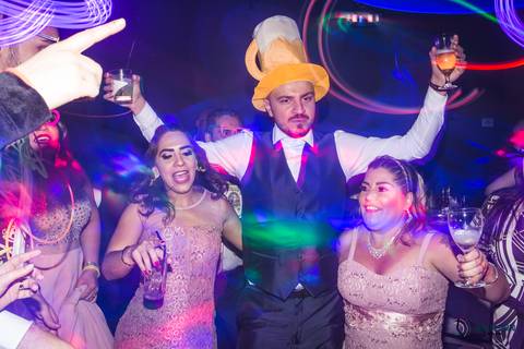 espaço favoritto, buffet favoritto, noivo de azul, casamento na igreja, mini wedding, noiva baixinha, vestido de noiva, vestido de noiva sereia, buque da noiva, fotografia artistica de casamento, igreja santa maria goretti, buque roxo, festa de casamento'