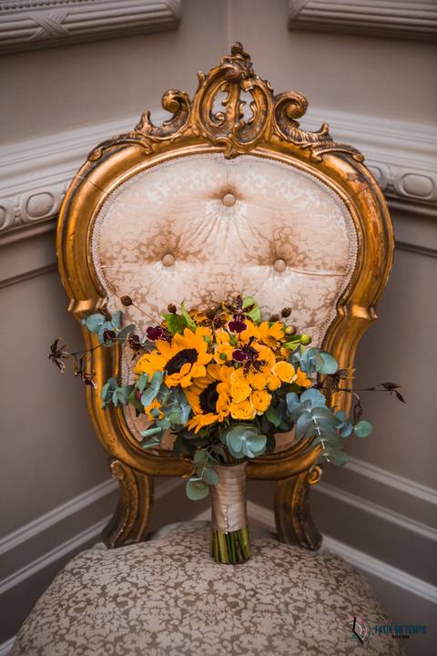 Casa Don'Anna, casamento no casarao, casamento em casa antiga, casamento minimalista, buque de girassol, assessora sol, flavia chicarelli, decoração de casamento, noivos good vibes, casa dona ana, vitral em casamento'