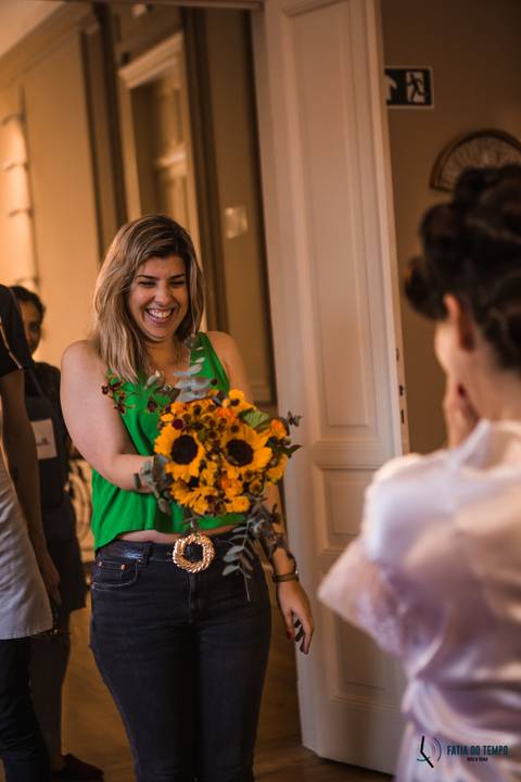 Casa Don'Anna, casamento no casarao, casamento em casa antiga, casamento minimalista, buque de girassol, assessora sol, flavia chicarelli, decoração de casamento, noivos good vibes, casa dona ana, vitral em casamento'