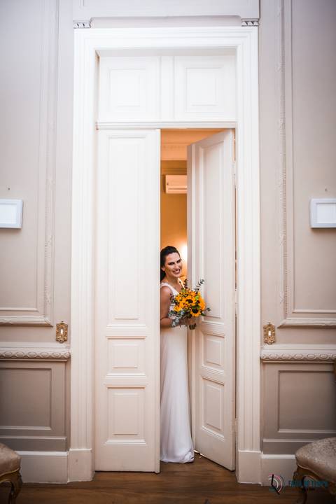 Casa Don'Anna, casamento no casarao, casamento em casa antiga, casamento minimalista, buque de girassol, assessora sol, flavia chicarelli, decoração de casamento, noivos good vibes, casa dona ana, vitral em casamento'