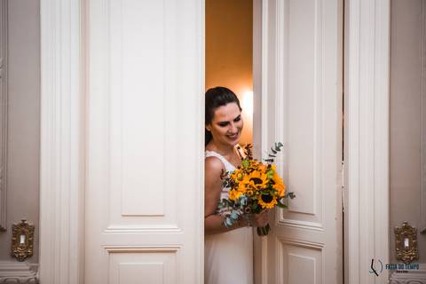 Casa Don'Anna, casamento no casarao, casamento em casa antiga, casamento minimalista, buque de girassol, assessora sol, flavia chicarelli, decoração de casamento, noivos good vibes, casa dona ana, vitral em casamento'