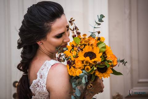 Casa Don'Anna, casamento no casarao, casamento em casa antiga, casamento minimalista, buque de girassol, assessora sol, flavia chicarelli, decoração de casamento, noivos good vibes, casa dona ana, vitral em casamento'