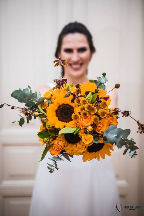 Casa Don'Anna, casamento no casarao, casamento em casa antiga, casamento minimalista, buque de girassol, assessora sol, flavia chicarelli, decoração de casamento, noivos good vibes, casa dona ana, vitral em casamento'