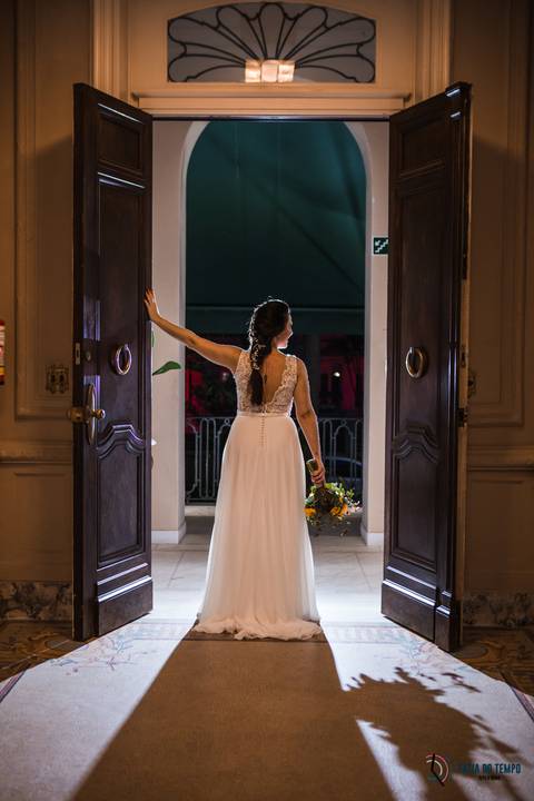 Casa Don'Anna, casamento no casarao, casamento em casa antiga, casamento minimalista, buque de girassol, assessora sol, flavia chicarelli, decoração de casamento, noivos good vibes, casa dona ana, vitral em casamento'