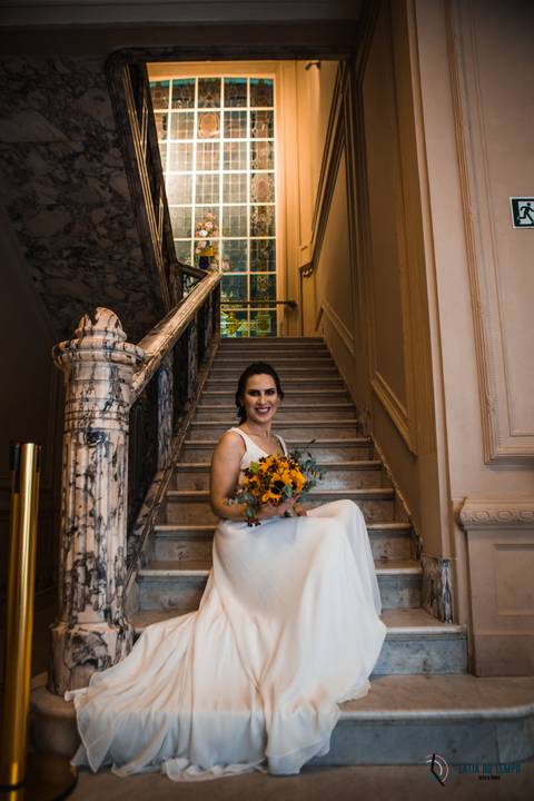 Casa Don'Anna, casamento no casarao, casamento em casa antiga, casamento minimalista, buque de girassol, assessora sol, flavia chicarelli, decoração de casamento, noivos good vibes, casa dona ana, vitral em casamento'