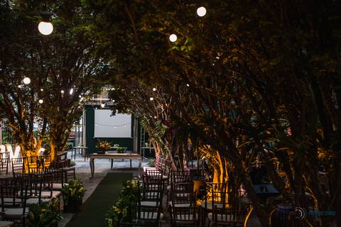 Casa Don'Anna, casamento no casarao, casamento em casa antiga, casamento minimalista, buque de girassol, assessora sol, flavia chicarelli, decoração de casamento, noivos good vibes, casa dona ana, vitral em casamento'