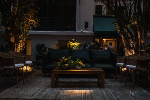 Casa Don'Anna, casamento no casarao, casamento em casa antiga, casamento minimalista, buque de girassol, assessora sol, flavia chicarelli, decoração de casamento, noivos good vibes, casa dona ana, vitral em casamento'