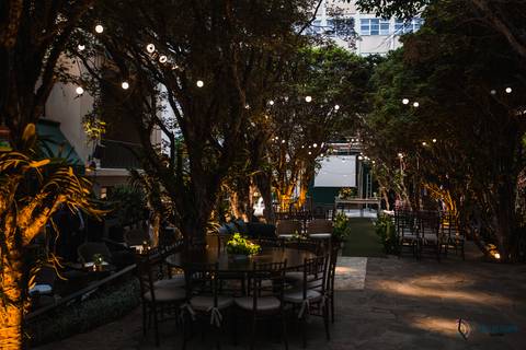 Casa Don'Anna, casamento no casarao, casamento em casa antiga, casamento minimalista, buque de girassol, assessora sol, flavia chicarelli, decoração de casamento, noivos good vibes, casa dona ana, vitral em casamento'