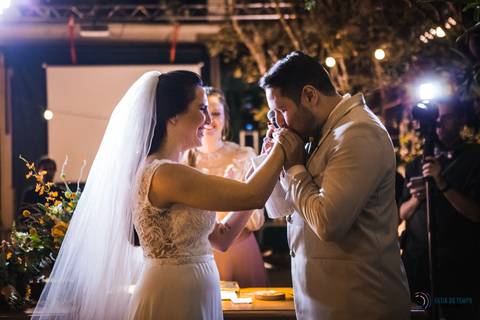 Casa Don'Anna, casamento no casarao, casamento em casa antiga, casamento minimalista, buque de girassol, assessora sol, flavia chicarelli, decoração de casamento, noivos good vibes, casa dona ana, vitral em casamento'