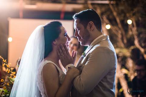 Casa Don'Anna, casamento no casarao, casamento em casa antiga, casamento minimalista, buque de girassol, assessora sol, flavia chicarelli, decoração de casamento, noivos good vibes, casa dona ana, vitral em casamento'