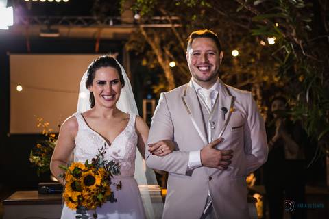 Casa Don'Anna, casamento no casarao, casamento em casa antiga, casamento minimalista, buque de girassol, assessora sol, flavia chicarelli, decoração de casamento, noivos good vibes, casa dona ana, vitral em casamento'