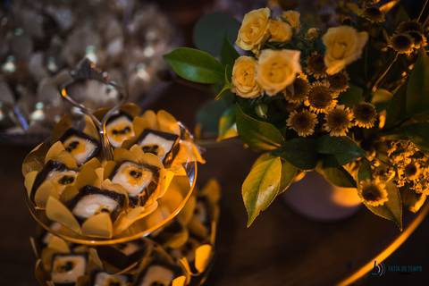 Casa Don'Anna, casamento no casarao, casamento em casa antiga, casamento minimalista, buque de girassol, assessora sol, flavia chicarelli, decoração de casamento, noivos good vibes, casa dona ana, vitral em casamento'