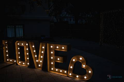 Casa Don'Anna, casamento no casarao, casamento em casa antiga, casamento minimalista, buque de girassol, assessora sol, flavia chicarelli, decoração de casamento, noivos good vibes, casa dona ana, vitral em casamento'