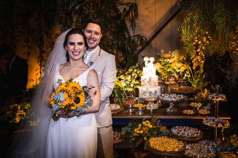 Casa Don'Anna, casamento no casarao, casamento em casa antiga, casamento minimalista, buque de girassol, assessora sol, flavia chicarelli, decoração de casamento, noivos good vibes, casa dona ana, vitral em casamento'