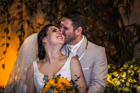 Casa Don'Anna, casamento no casarao, casamento em casa antiga, casamento minimalista, buque de girassol, assessora sol, flavia chicarelli, decoração de casamento, noivos good vibes, casa dona ana, vitral em casamento'