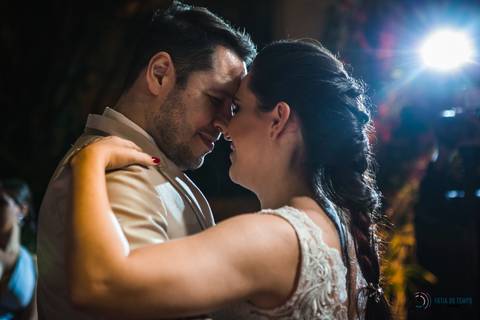 Casa Don'Anna, casamento no casarao, casamento em casa antiga, casamento minimalista, buque de girassol, assessora sol, flavia chicarelli, decoração de casamento, noivos good vibes, casa dona ana, vitral em casamento'