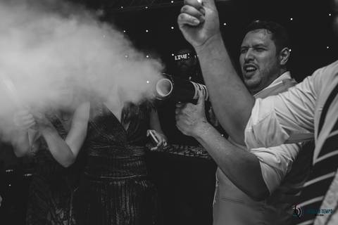 Casa Don'Anna, casamento no casarao, casamento em casa antiga, casamento minimalista, buque de girassol, assessora sol, flavia chicarelli, decoração de casamento, noivos good vibes, casa dona ana, vitral em casamento'