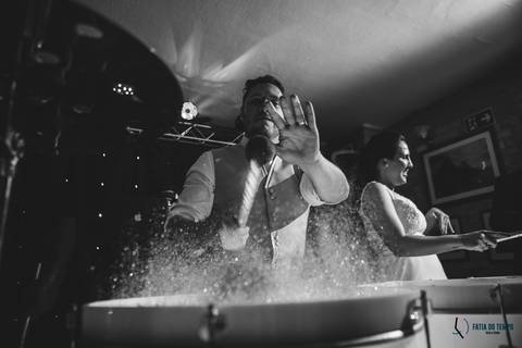 Casa Don'Anna, casamento no casarao, casamento em casa antiga, casamento minimalista, buque de girassol, assessora sol, flavia chicarelli, decoração de casamento, noivos good vibes, casa dona ana, vitral em casamento'