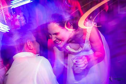 Casa Don'Anna, casamento no casarao, casamento em casa antiga, casamento minimalista, buque de girassol, assessora sol, flavia chicarelli, decoração de casamento, noivos good vibes, casa dona ana, vitral em casamento'