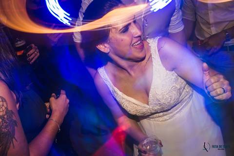 Casa Don'Anna, casamento no casarao, casamento em casa antiga, casamento minimalista, buque de girassol, assessora sol, flavia chicarelli, decoração de casamento, noivos good vibes, casa dona ana, vitral em casamento'