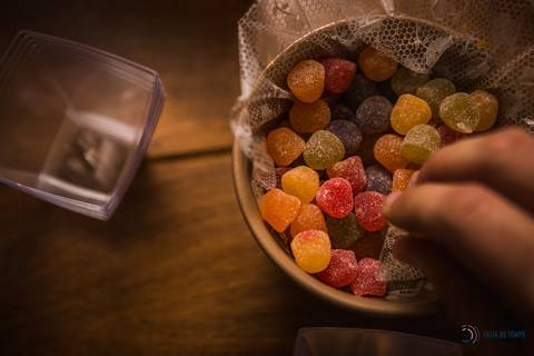 Casa Don'Anna, casamento no casarao, casamento em casa antiga, casamento minimalista, buque de girassol, assessora sol, flavia chicarelli, decoração de casamento, noivos good vibes, casa dona ana, vitral em casamento'