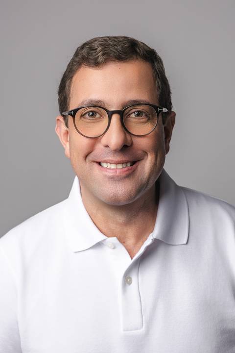 Fotografia política com fundo branco — candidato ao legislativo. Retrato oficial para santinho e material de campanha 2026. Max Brito Studio, João Pessoa, Paraíba.'