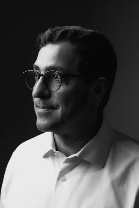 Retrato artístico em preto e branco — ensaio fotográfico político de alto padrão. Imagem para identidade visual de campanha eleitoral. Max Brito Studio, João Pessoa, PB.'